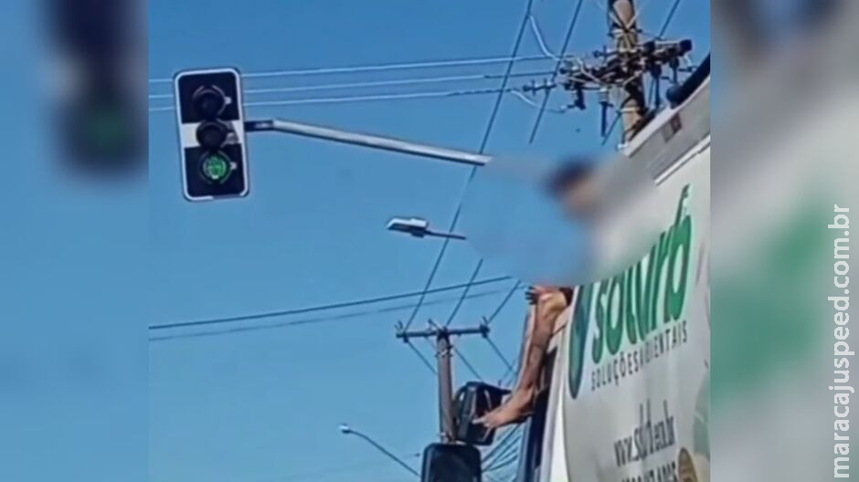 Fugitivo tenta escapar da polícia subindo em caminhão de lixo em Campo Grande (vídeo) Fugitivo tenta escapar da polícia subindo em caminhão de lixo em Campo Grande (vídeo)
