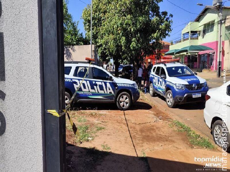 Homem baleado na cabeça é socorrido por amigos no Aero Rancho Homem baleado na cabeça é socorrido por amigos no Aero Rancho