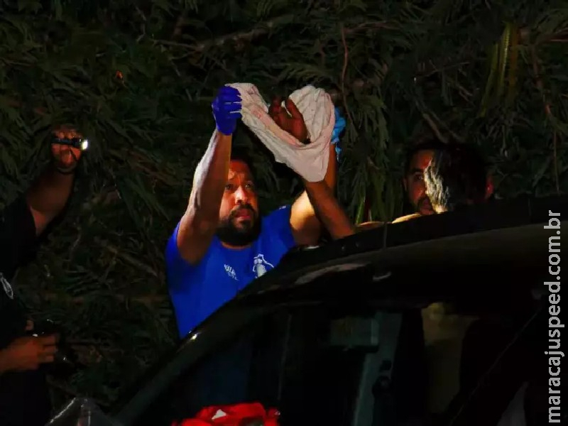 Homem é assassinado e tem corpo jogado às margens de córrego Homem é assassinado e tem corpo jogado às margens de córrego