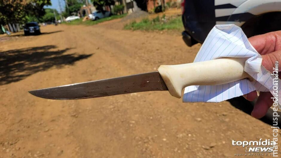 Homem é esfaqueado na barriga durante discussão em conveniência, em Coxim Homem é esfaqueado na barriga durante discussão em conveniência, em Coxim