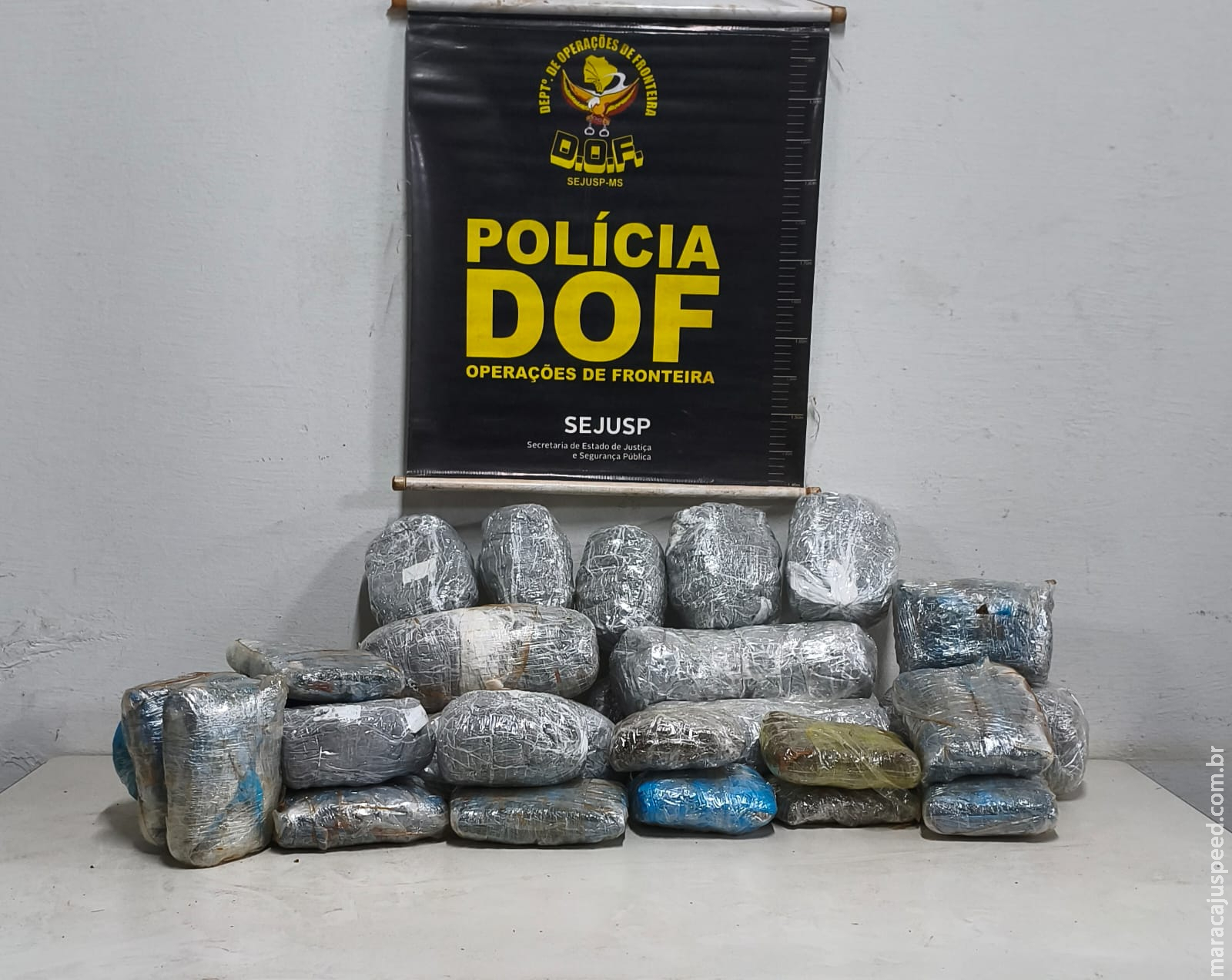 Homem e mulher são presos pelo DOF com drogas em táxi Homem e mulher são presos pelo DOF com drogas em táxi