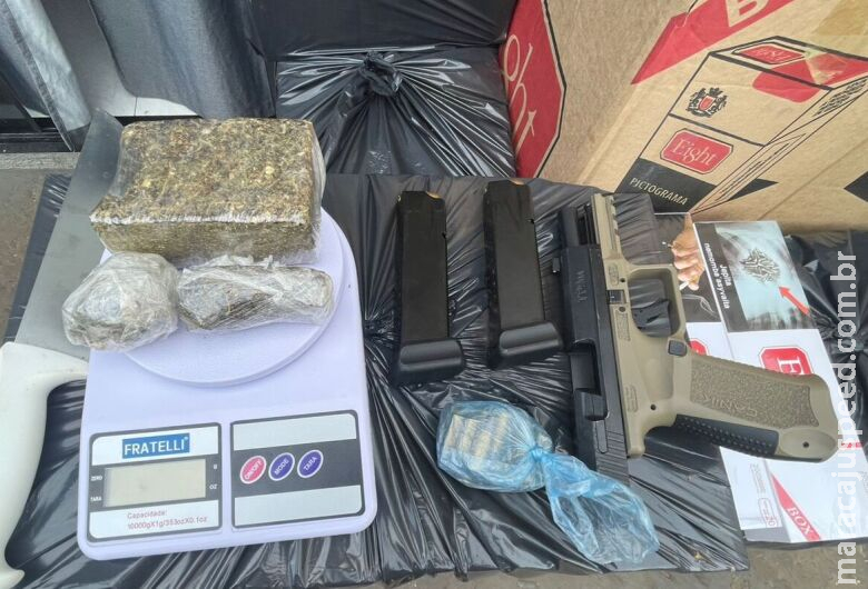 Homem é preso com drogas, arma e carga de cigarros contrabandeados Homem é preso com drogas, arma e carga de cigarros contrabandeados