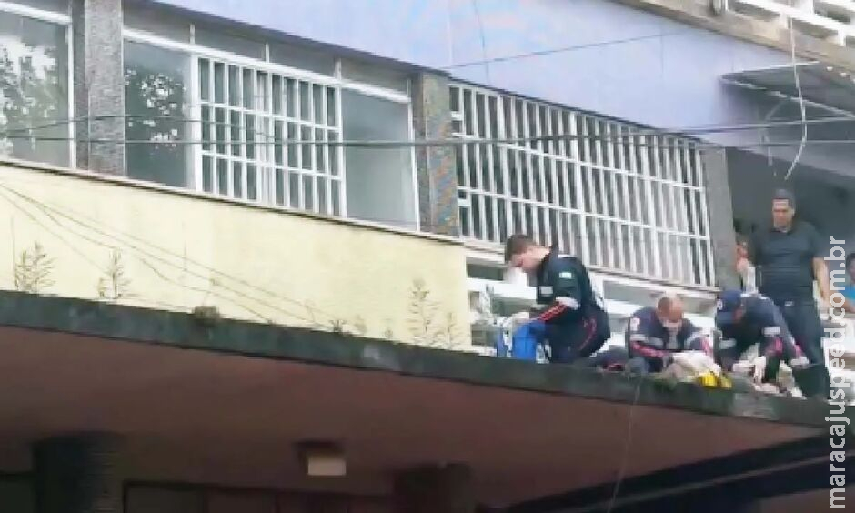 Homem é socorrido em estado grave após cair do 4º andar de prédio em Corumbá Homem é socorrido em estado grave após cair do 4º andar de prédio em Corumbá
