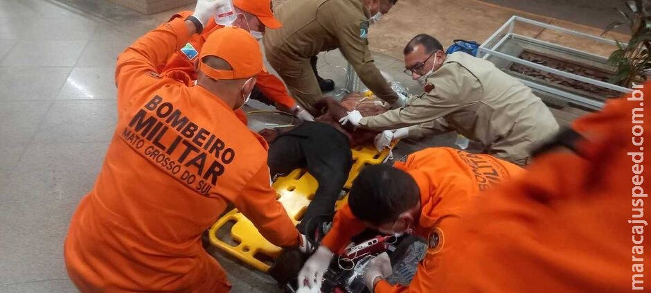 Homem tenta agredir desafeto com pedaço de madeira, mas é esfaqueado no Universitário Homem tenta agredir desafeto com pedaço de madeira, mas é esfaqueado no Universitário