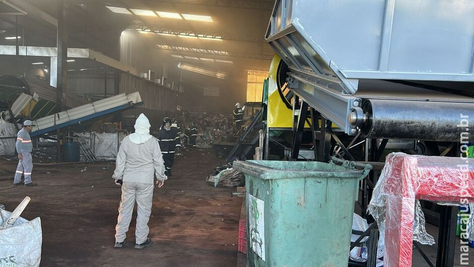 Incêndio em empresa de reciclados assusta moradores do Jardim Panorama Incêndio em empresa de reciclados assusta moradores do Jardim Panorama