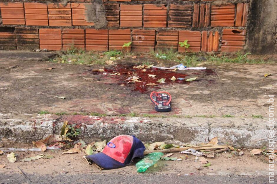 Jovem de 20 anos é assassinado com 12 tiros no Tiradentes Jovem de 20 anos é assassinado com 12 tiros no Tiradentes