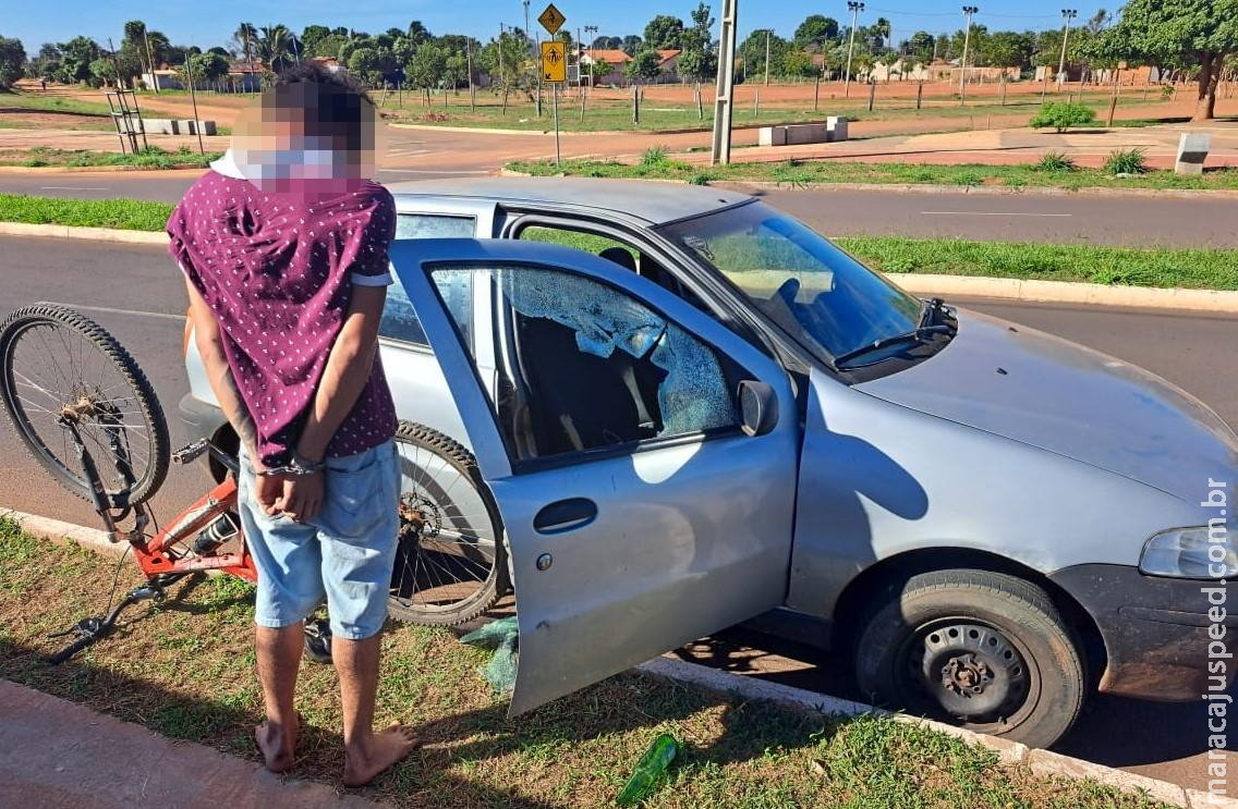 Ladrão cara de pau quebra vidro de carro e diz: "A culpa é do dono que deixou ele estacionado aqui"
