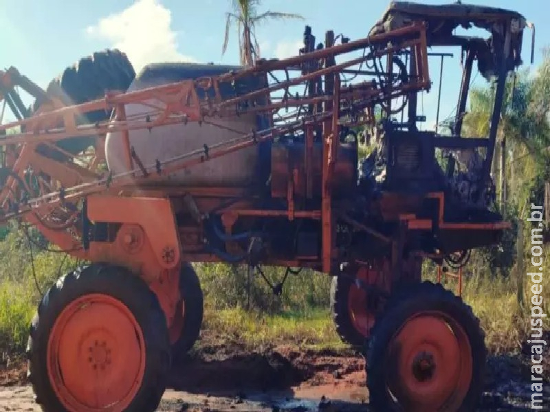 Máquina agrícola fica destruída após pegar fogo no interior de MS Máquina agrícola fica destruída após pegar fogo no interior de MS