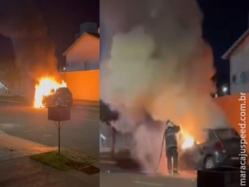 Moradora vê carro pegando fogo e se desespera: Moradora vê carro pegando fogo e se desespera: