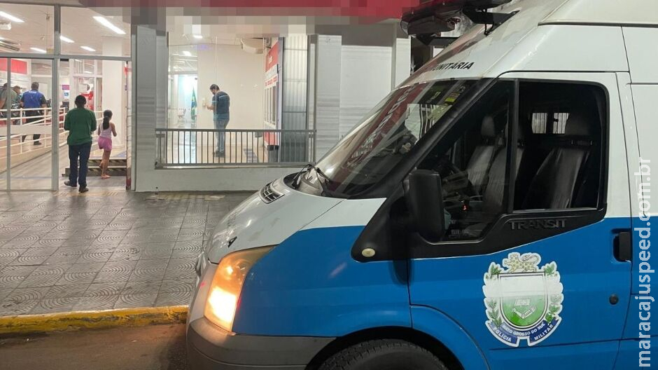 Moradores chamam polícia após mulher trans com HIV e tuberculose cuspir em pedestres Moradores chamam polícia após mulher trans com HIV e tuberculose cuspir em pedestres