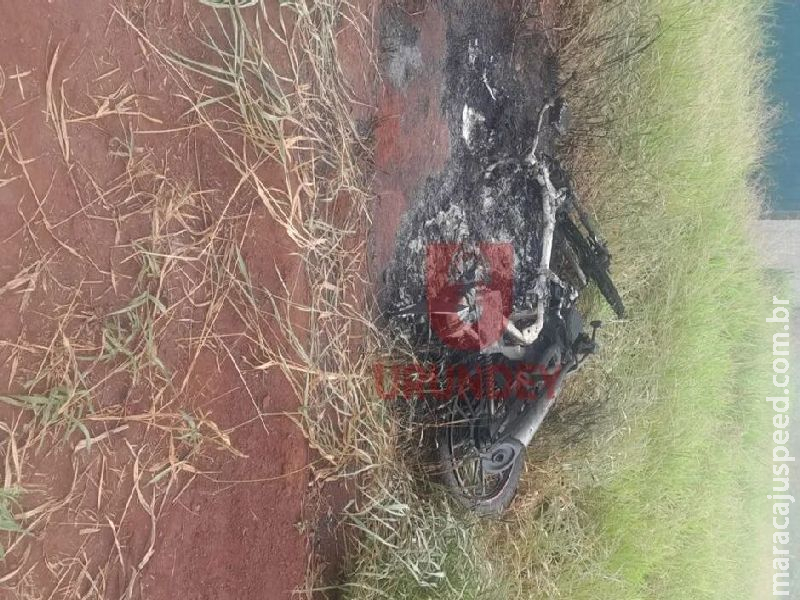 Motocicleta incendiada era de homem executado a tiros e com pernas amarradas na fronteira Motocicleta incendiada era de homem executado a tiros e com pernas amarradas na fronteira