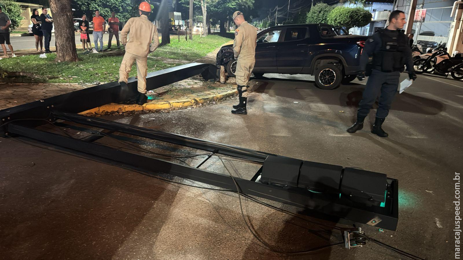 Motorista destrói semáforo com Fiat Toro em acidente na esquina da rodoviária de Três Lagoas; suspeita é de embriaguez Motorista destrói semáforo com Fiat Toro em acidente na esquina da rodoviária de Três Lagoas; suspeita é de embriaguez