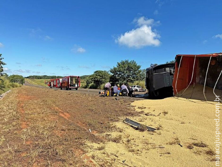 Motorista desvia de roçadeira na pista e tomba carreta na BR-359, em Costa Rica Motorista desvia de roçadeira na pista e tomba carreta na BR-359, em Costa Rica