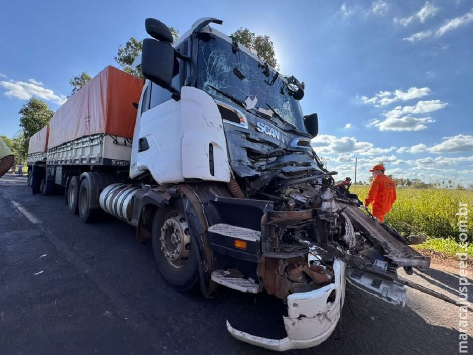 Motorista é socorrido em estado grave após batida entre carretas na BR-376 Motorista é socorrido em estado grave após batida entre carretas na BR-376