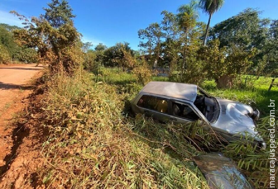 Motorista fica ferido após carro sair da pista, bater em árvore e cair em córrego em Aquidauana Motorista fica ferido após carro sair da pista, bater em árvore e cair em córrego em Aquidauana