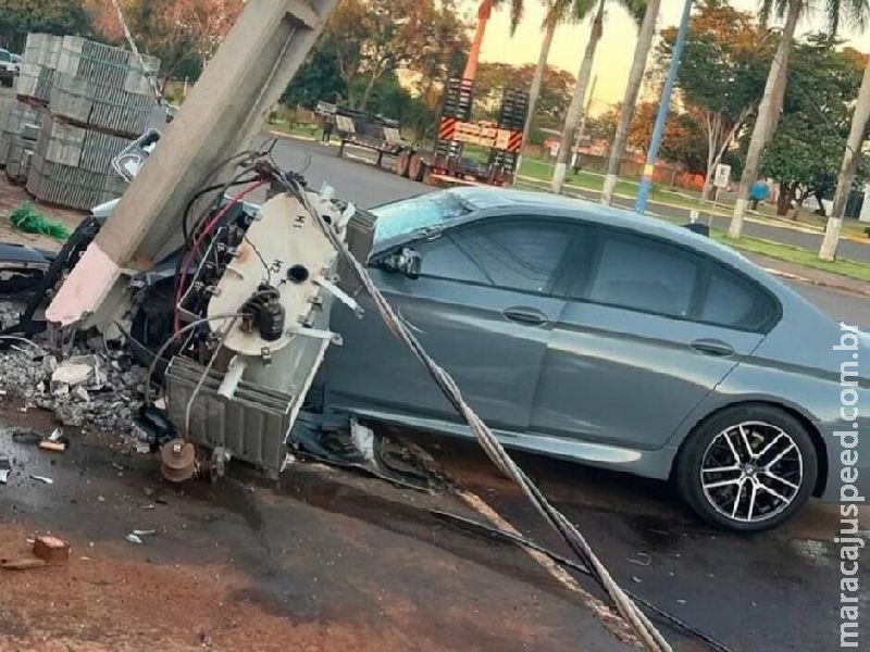 Motorista perde controle de BMW, bate em poste e derruba transformador em Ivinhema Motorista perde controle de BMW, bate em poste e derruba transformador em Ivinhema