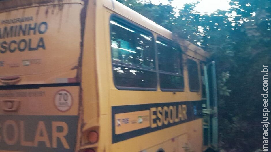 Motorista perde controle de micro-ônibus escolar e bate em barranco em Aparecida do Taboado Motorista perde controle de micro-ônibus escolar e bate em barranco em Aparecida do Taboado