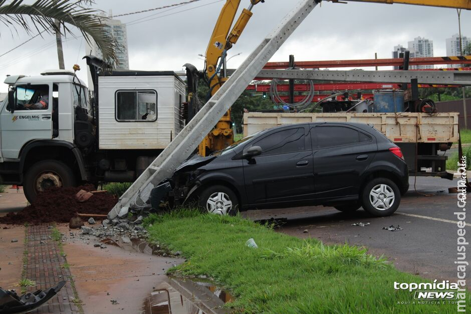 Motorista perde controle e arrebenta poste na Via Park Motorista perde controle e arrebenta poste na Via Park