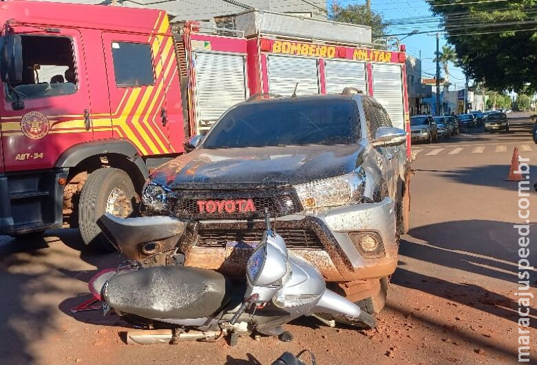Mulher fica em estado gravíssimo após acidente entre moto e caminhonete no centro de Dourados Mulher fica em estado gravíssimo após acidente entre moto e caminhonete no centro de Dourados