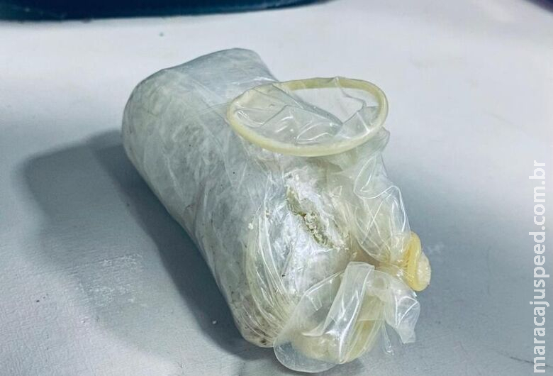 Mulher flagrada em abordagem levava crack nas partes íntimas Mulher flagrada em abordagem levava crack nas partes íntimas