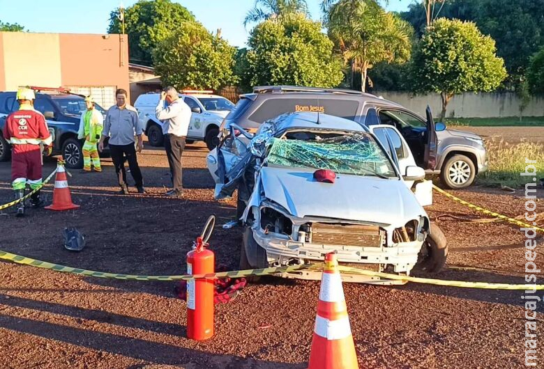 Mulher morre após carro bater em capivara e colidir com coqueiro na BR-163