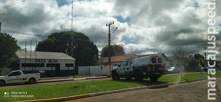 No Quebra Coco, homem agride companheira e ameaça policiais com facão