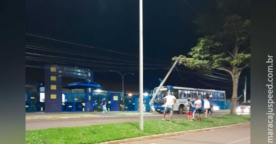 Ônibus bate em poste e deixa moradores sem energia em Dourados Ônibus bate em poste e deixa moradores sem energia em Dourados