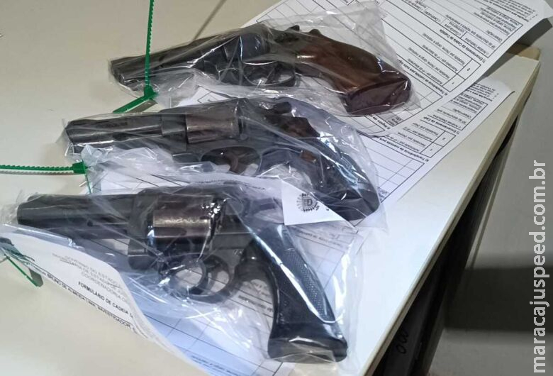 Três são presos com armas escondidas em carro na BR-163 em Dourados Três são presos com armas escondidas em carro na BR-163 em Dourados