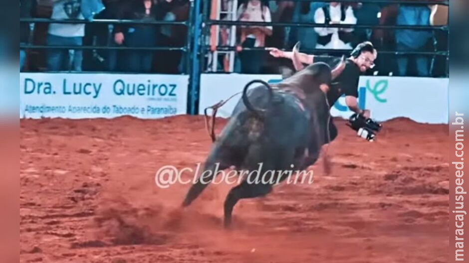 Videomaker é atacado por touro durante rodeio em Aparecida do Taboado Videomaker é atacado por touro durante rodeio em Aparecida do Taboado