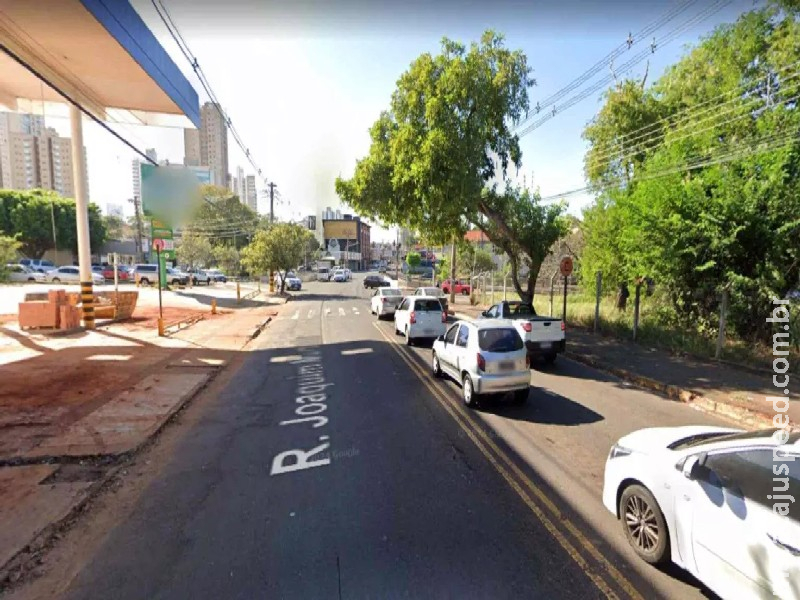 Bêbado, motorista é preso após bater em poste que atinge portão de loja Bêbado, motorista é preso após bater em poste que atinge portão de loja