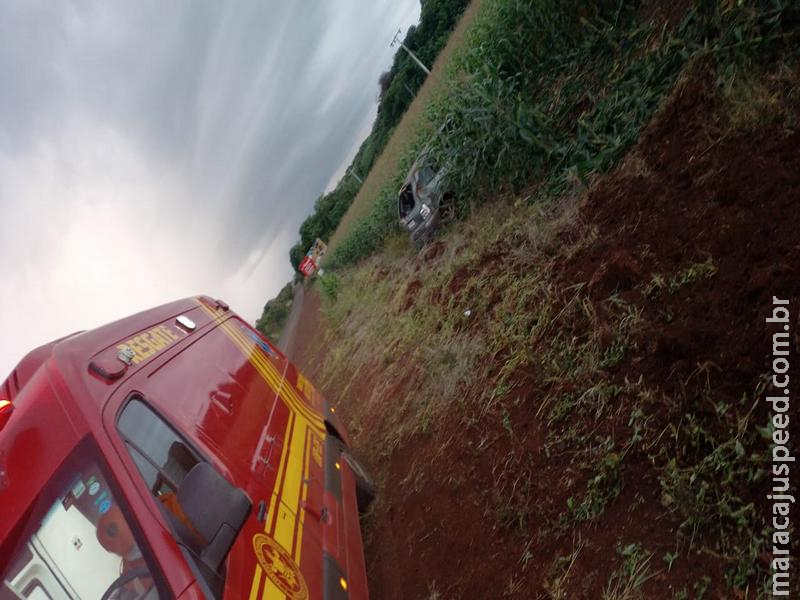 Bombeiros de Maracaju atendem ocorrência de capotamento com três vítimas na BR-267
