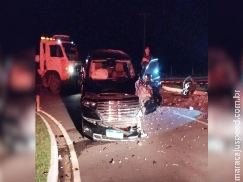 Caminhonete perde controle, bate em poste e criança fica ferida em acidente em MS Caminhonete perde controle, bate em poste e criança fica ferida em acidente em MS