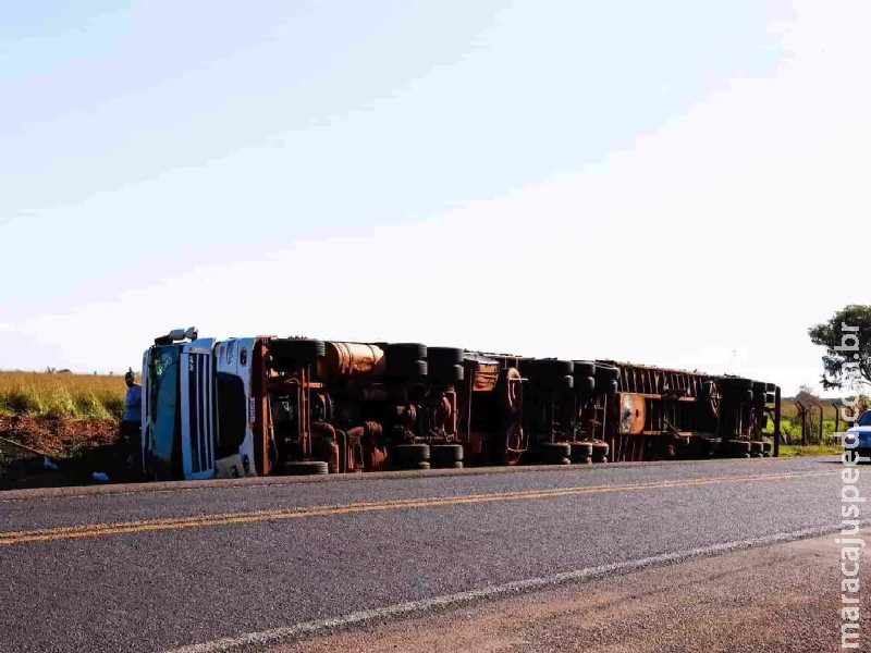 Carreta continua em acostamento dois dias após tombar na BR-163 em Campo Grande Carreta continua em acostamento dois dias após tombar na BR-163 em Campo Grande