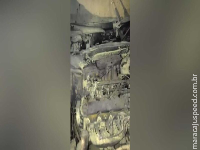 Carro sofre pane elétrica e motor fica destruído após pegar fogo no Nova Lima Carro sofre pane elétrica e motor fica destruído após pegar fogo no Nova Lima