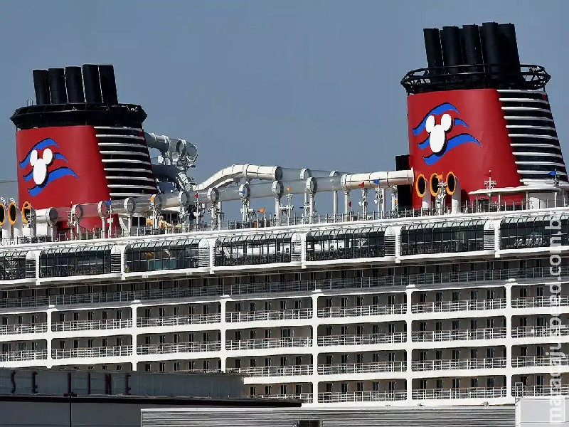 Criança cai de 4° andar de navio da Disney e pai pula para salvá-la Criança cai de 4° andar de navio da Disney e pai pula para salvá-la