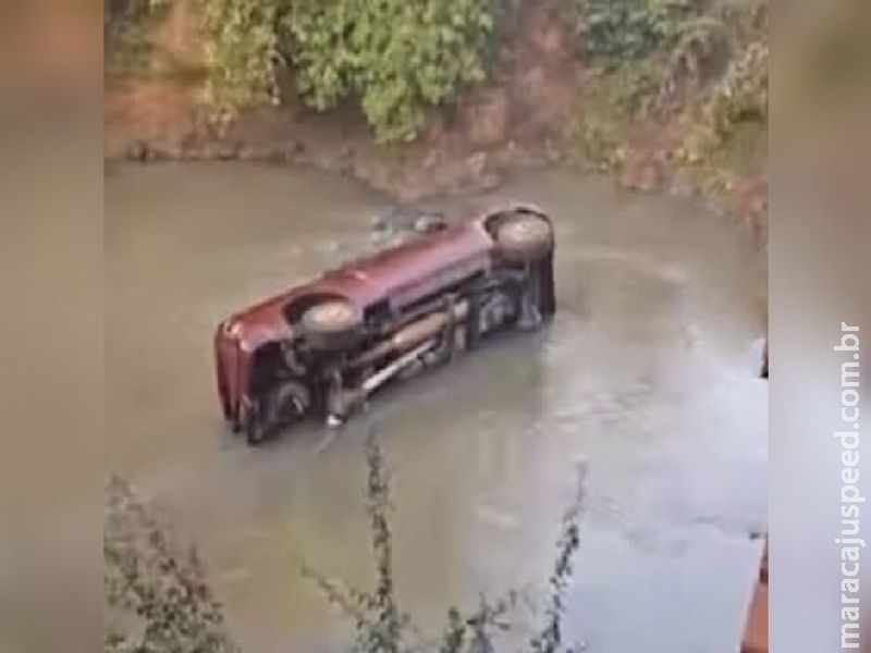 Dodge Ram cai da ponte em Rio Vacaria, em Sidrolândia Dodge Ram cai da ponte em Rio Vacaria, em Sidrolândia