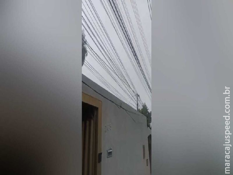 Fios fecham entrada de casa e morador teme acidente no Coophatrabalho Fios fecham entrada de casa e morador teme acidente no Coophatrabalho