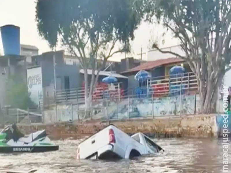 Hilux tenta guinchar jet ski e acaba dentro do Rio Taquari Hilux tenta guinchar jet ski e acaba dentro do Rio Taquari