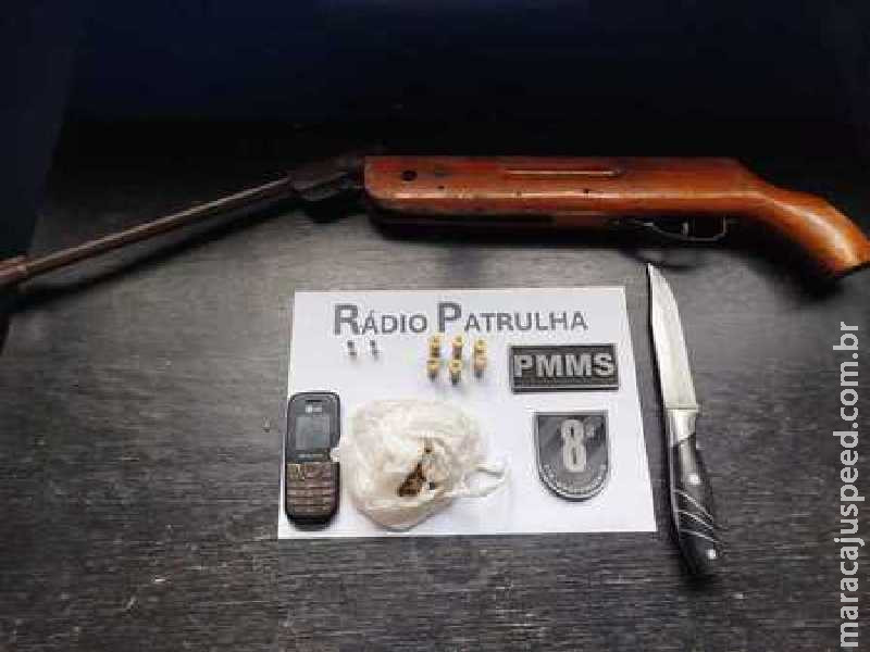 Homem é preso em flagrante após ameaçar ex-esposa com arma de fogo e faca no Acampamento Jatobá Homem é preso em flagrante após ameaçar ex-esposa com arma de fogo e faca no Acampamento Jatobá