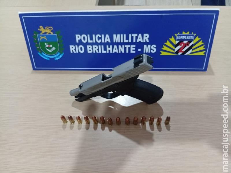 Homem é preso por porte ilegal de arma de fogo em conveniência de Rio Brilhante Homem é preso por porte ilegal de arma de fogo em conveniência de Rio Brilhante