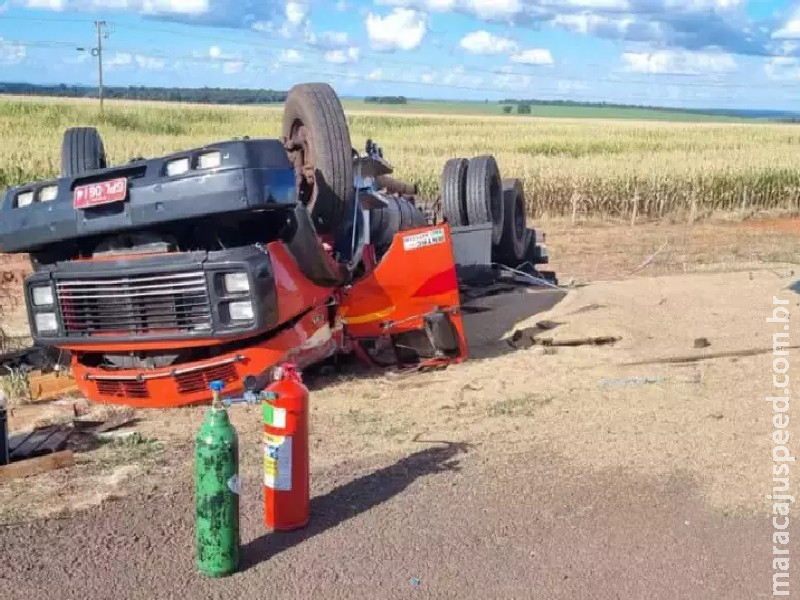 Homem morre após carreta colidir contra caminhão que ele conduzia Homem morre após carreta colidir contra caminhão que ele conduzia