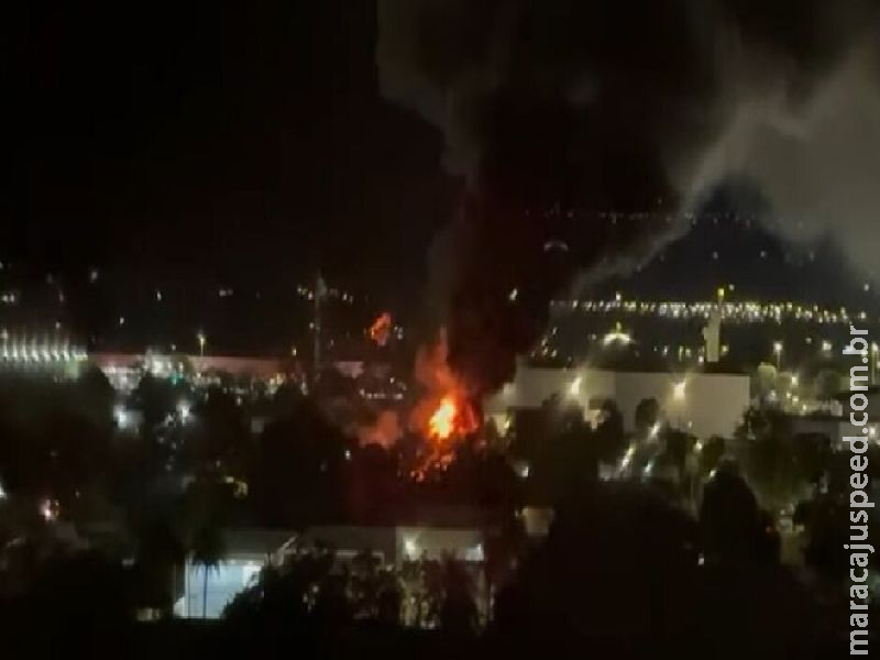 Incêndio de grandes proporções atinge galpão na Mata do Jacinto Incêndio de grandes proporções atinge galpão na Mata do Jacinto