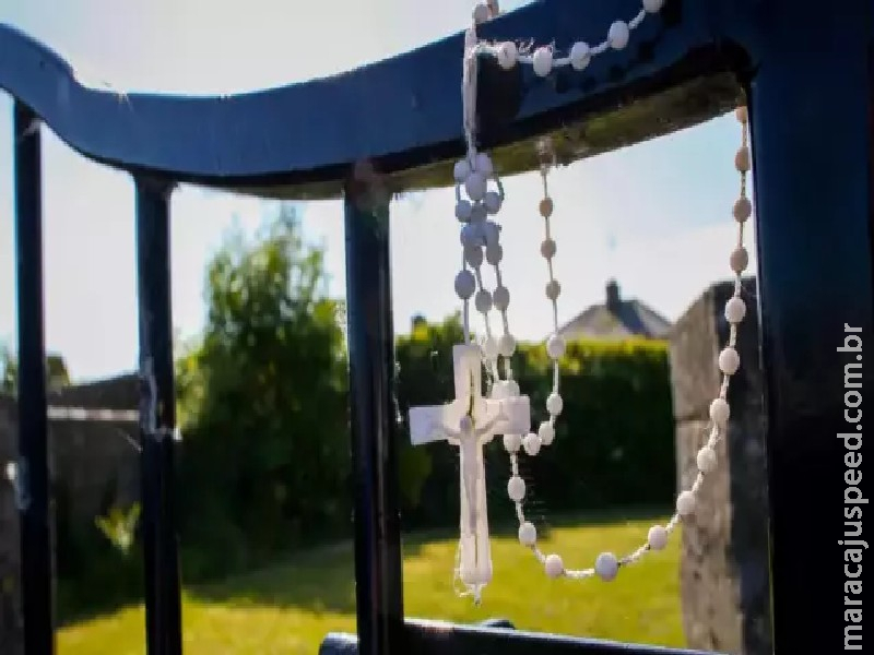Irlanda faz exumação de restos mortais de quase 800 bebês achados em lar para mães solteiras Irlanda faz exumação de restos mortais de quase 800 bebês achados em lar para mães solteiras