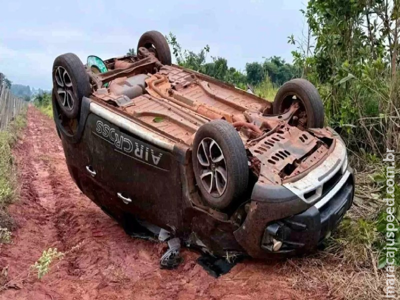 Jovens capotam carro e fogem com placas em rodovia de MS Jovens capotam carro e fogem com placas em rodovia de MS