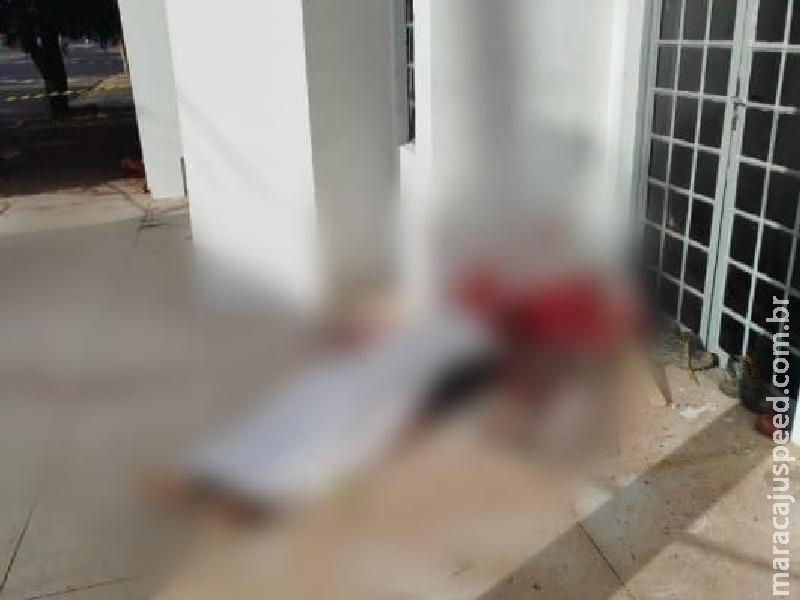 Morador de rua é espancado e morto no Centro de Naviraí Morador de rua é espancado e morto no Centro de Naviraí