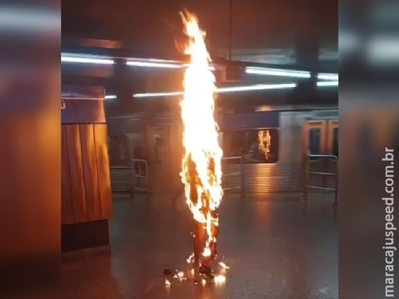 Morre homem que ateou fogo em si mesmo em estação de metrô Morre homem que ateou fogo em si mesmo em estação de metrô