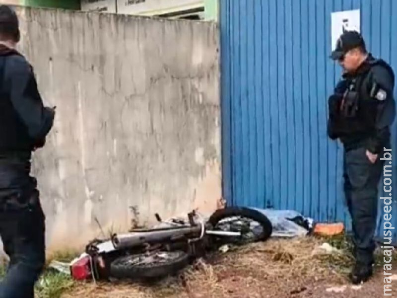 Motociclista morre em batida contra muro e portão em Dourados Motociclista morre em batida contra muro e portão em Dourados