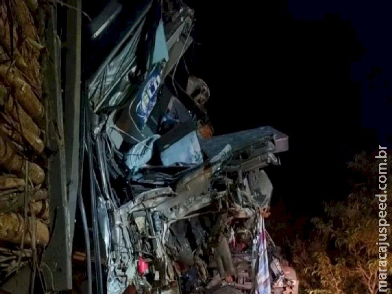 Mulher morre presa às ferragens em acidente entre carretas Mulher morre presa às ferragens em acidente entre carretas