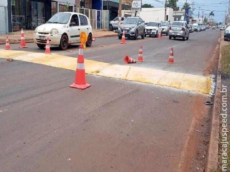 Quebra-molas recebe pintura após acidente que matou motociclista em Dourados Quebra-molas recebe pintura após acidente que matou motociclista em Dourados