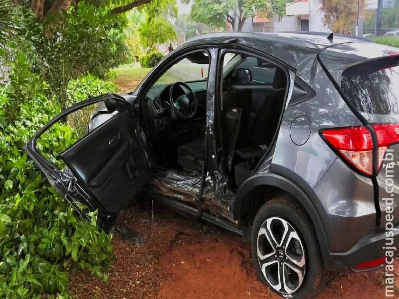 Sem porta e com pneu furado, carro é abandonado em canteiro central da Afonso Pena em Campo Grande Sem porta e com pneu furado, carro é abandonado em canteiro central da Afonso Pena em Campo Grande